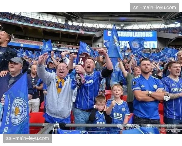 莱斯特城对阵伊普斯维奇，瓦尔迪破门后展示纪念T恤