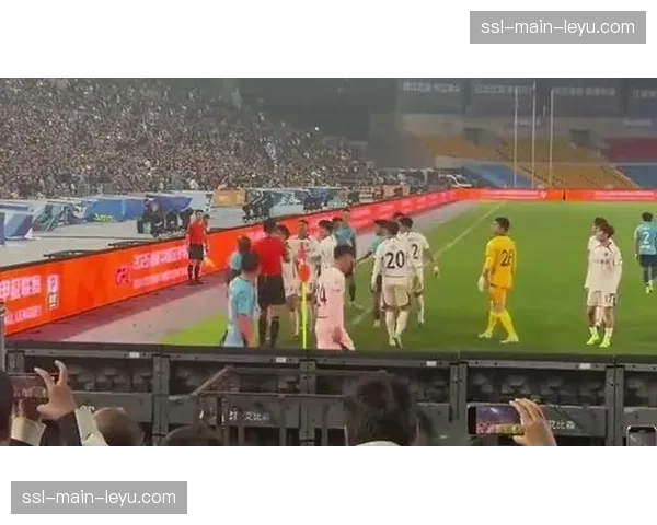 第三节冲突！天津队外援因不堪低位防守骚扰暴怒，双方各领一次技术犯规